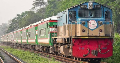 ঢাকা-ময়মনসিংহ রুটে ট্রেন চলাচল সাময়িকভাবে বন্ধ রয়েছে।